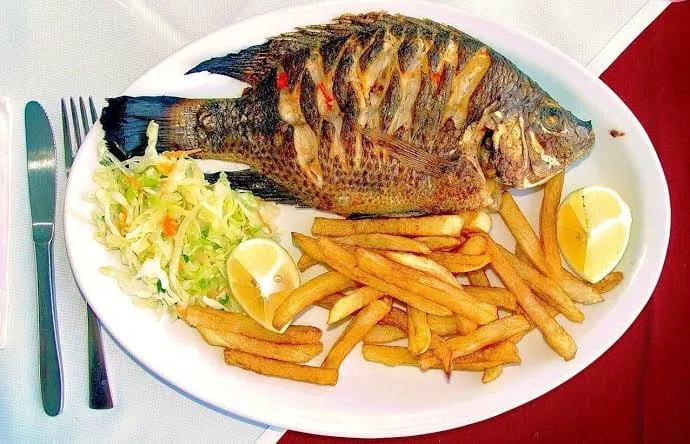 Plat et salle du restaurant congolais