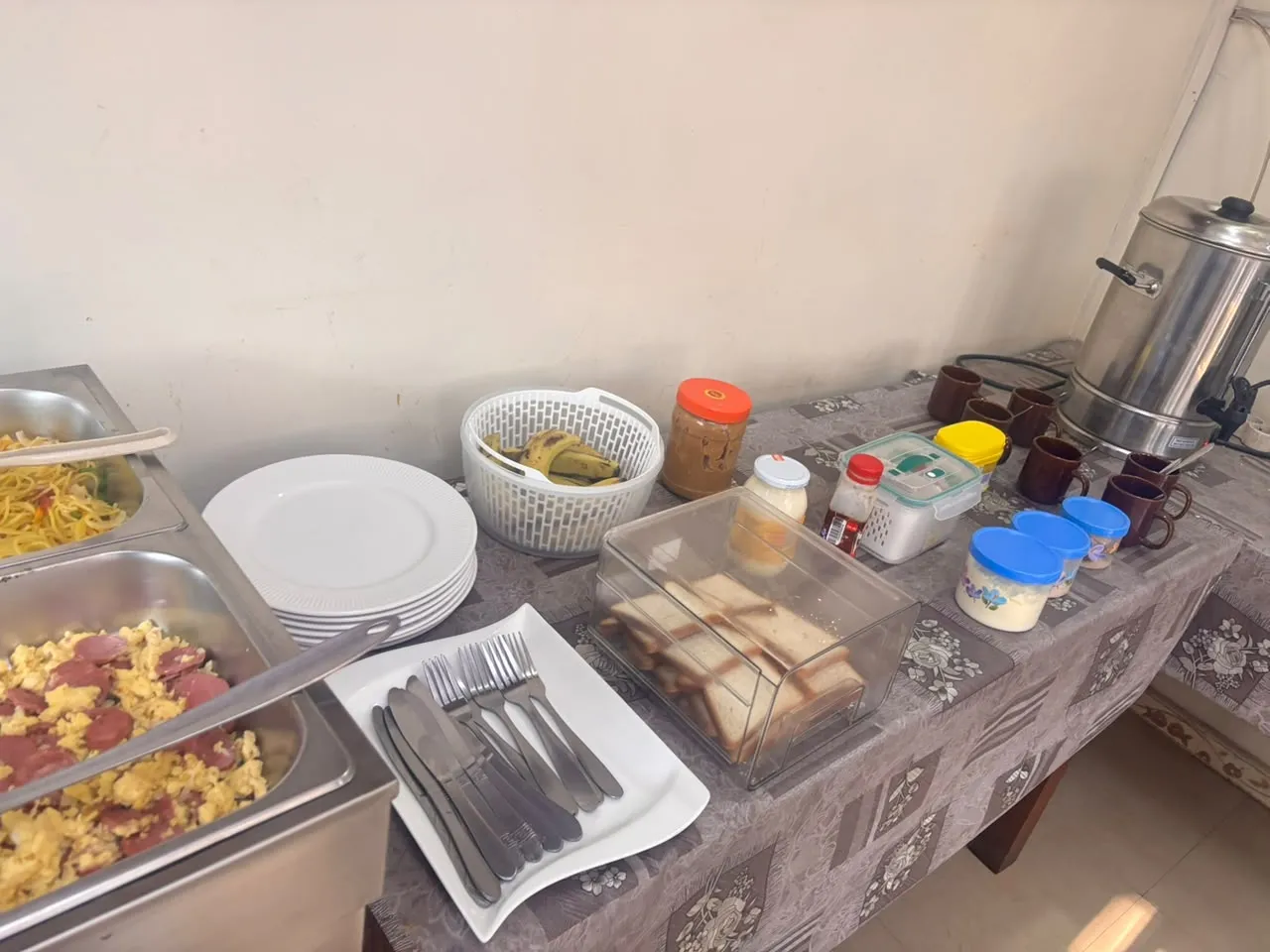 Buffet du restaurant de l'Anglicane Guest House — photo 1